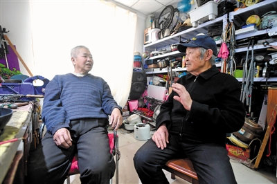 <p>　　上午10时，邻居赵智汉（右）因家中电冰箱出故障找到李志广。</p>