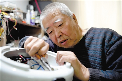<p>　　李志广对每件电器的修理都力求精益求精。</p>