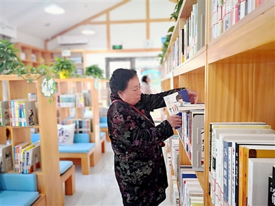 <p>　　读者张清秀来借书。</p><p>　　本报记者　徐佳敏　摄</p>