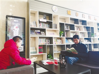 <p>　　市民大厅的阅读岛里，总有人在这里停留。</p>