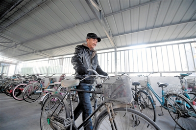 <p>　　银川市西夏区北京西路街道办事处地矿局社区，今年10月为居民们新建了2座自行车棚，解决了自行车乱停乱放及停放安全问题。</p>
