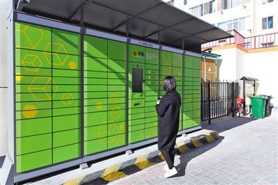 <p>　　银川市兴庆区三合苑小区改造落后设施，新设的自动快递柜让小区增加了现代化气息。</p>