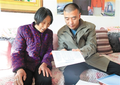<p>　　多年无房的盐池县大水坑镇农民马学英（左），在当地政府的关心下，今年7月，搬进了水电暖设施俱全的安置房里，实现了多年进城住楼房的愿望。</p>