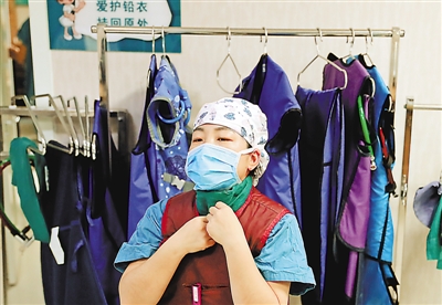 <p>　　护士穿戴铅衣准备投入紧张的手术中。</p>