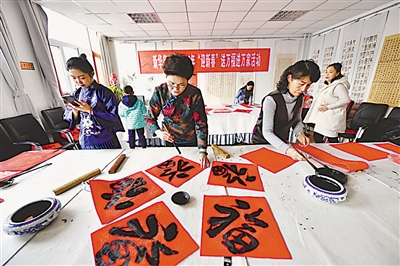 <p>　　银川市兴庆区新华街工会为辖区职工开展了“迎新春、写春联、送祝福”活动。</p>