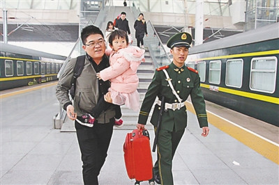 <p>　　银川火车站，游子们带着孩子和为家人采购的年货踏上回家路。</p>