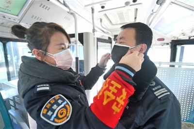 <p>　　12点半，马晓菲为即将出征的丈夫戴好口罩。</p>