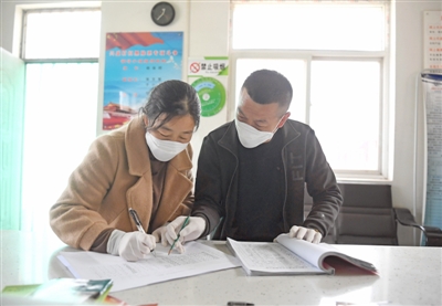<p>　　2月24日，银川市西夏区兴泾镇兴盛村，马江丽与丈夫者勿利在核对排查人员信息。</p>