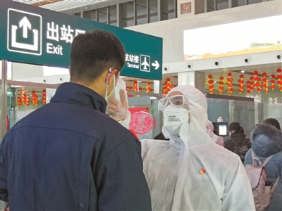 <p>　　于勇在河东机场枢纽站对旅客进行体温测量。</p>