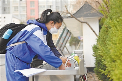 <p>　　每一位进入校园内的学生都要进行洗手消毒。</p>
