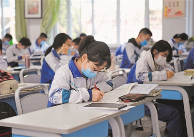 <p>　　同学们倍加珍惜学习时间，教室内充满浓浓的学习氛围。</p>