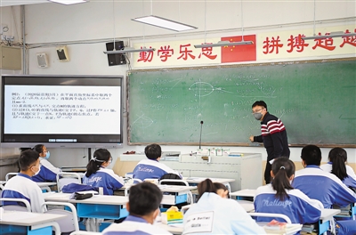 <p>　　在银川一中，高三年级的老师为分班的学生进行授课。</p>