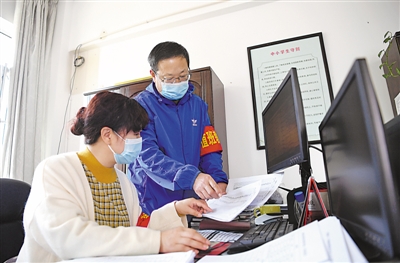 <p>　　学校老师每天认真做好疫情防控学生信息的统计工作。</p>