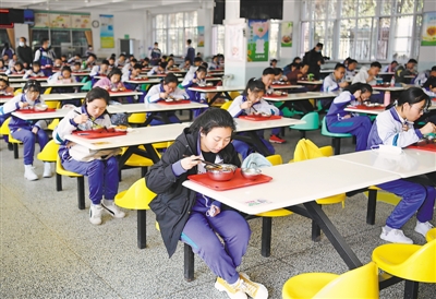 <p>　　一人一桌错峰就餐。</p>