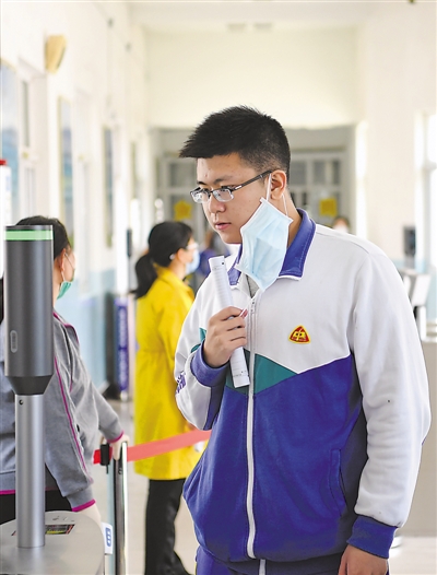 <p>　　学生通过人脸识别系统进入宿舍公寓。</p>