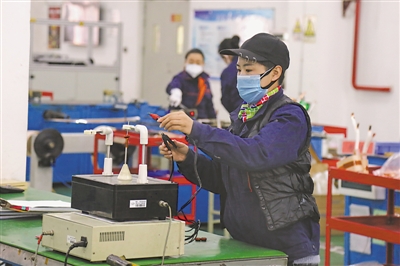 <p>　　宁夏银利电器股份有限公司的工人在调试电气设备。</p>