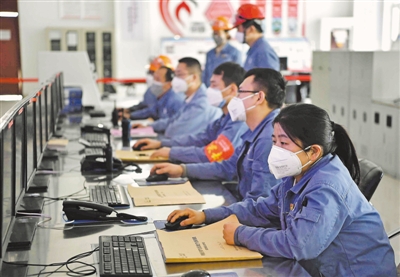 <p>　　3月3日，技术人员在中国石化长城能源化工（宁夏）有限公司中央控制室监测设备运行情况。据介绍，宁东能源化工基地作为全区工业经济的主战场，规模以上工业企业有56家，正常生产49家，另外7家企业正在有序组织复产。</p>