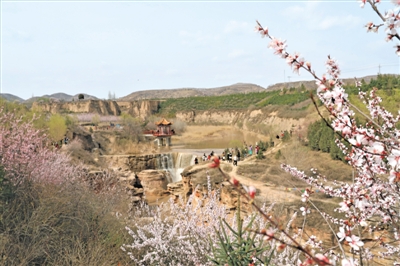 <p>　　芳菲四月，游客尽享茹河瀑布美景。</p>