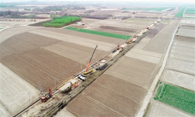<p>　　从南到北，由东至西，我区各地重大项目建设如同搭上了一条高铁，疾驰在春天里。</p>