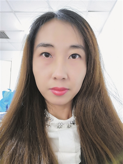 <p>　　马荣，罗汉工作室画家，宁夏美术家协会会员，宁夏版画院研究员。2018年被国家艺术基金项目《西部版画高层次人才培养计划》录取，进入云南艺术学院学习石版画。作品先后获第二届全国版画与设计展入展奖、2019宁夏迎新春美术作品大赛二等奖、“塞上江南·美丽宁夏”全区书法美术摄影篆刻作品展优秀奖；曾入选宁夏回族自治区成立60周年美术作品展、国家艺术基金项目《一带一路·西部版画新力量版画创作巡展》“银川之光——宁夏美术作品提名展”，入选“银川对话—2019中国·德国版画作品联展”、2020年“金鼠报春　华彩祥瑞——首届全国版画家携青少年儿童共迎新春生肖小版画作品邀请展”等。</p>