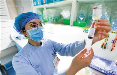<p>　　⑥　5月10日夜里10点半，银川市第一人民医院心脏诊疗中心（CCU）护士、第一批宁夏援助湖北医疗队队员高娜正在为病人配药。</p>