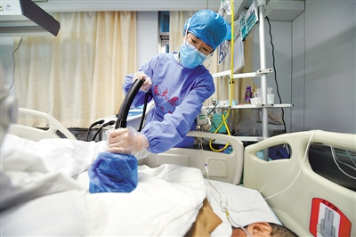 <p>　　⑦　宁夏医科大学总医院呼吸与危重症医学科主管护师、第六批宁夏援助湖北医疗队队员王蓓正在呼吸监护室为病人做体位引流治疗。</p>