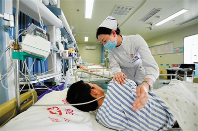 <p>　　⑧　石嘴山市第二人民医院重症医学科（ICU）护士长、第三批宁夏援助湖北医疗队队员吴丽正在为久卧病床的病人拍打后背。</p>