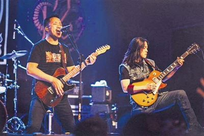 <p>　　布衣乐队在巡演中。</p>
