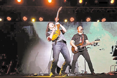 <p>　　布衣乐队在故宫建福宫花园演出。</p>