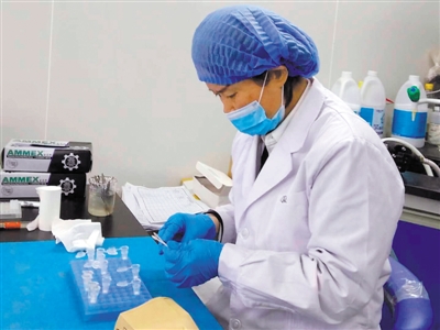 <p>　　李敏对物证进行比对。　　　　　　　　　　　　本报记者　姜璐　摄</p>