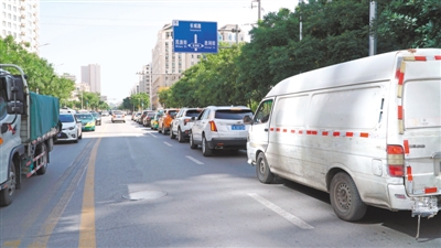 <p>　　永安巷与宝湖路交叉路口，直行车道排队车辆较多，左转道只有两辆车等待通行。</p>