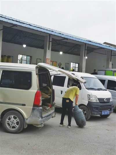     液化气罐藏身面包车。