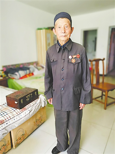 <p>　　褪色的中山装上，刘振兴佩戴2枚奖章和1枚毛主席像章。</p>