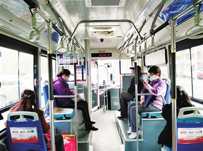 公交车上的语音播报伴随乘客一路。