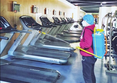 为做好疫情防控工作，银川市一家健身房保持早晚消毒措施。　本报记者  高晓刚  摄