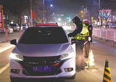 <p>　　交警执勤保畅通。</p>