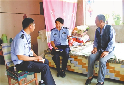 <p>　　民警入户送平安。				（资料图片）</p>
