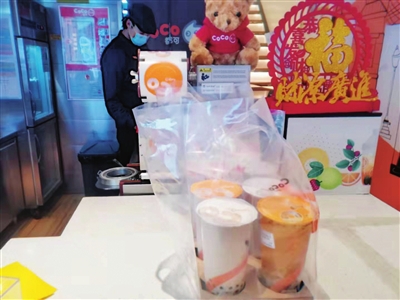     金凤万达COCO都可茶饮店的工作人员正在准备外卖订单。