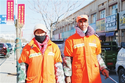 安彦玲（左）和梁银义。　本报记者　武晓瑜　摄