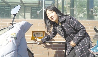 <p>　　吴超查看充电桩。</p>