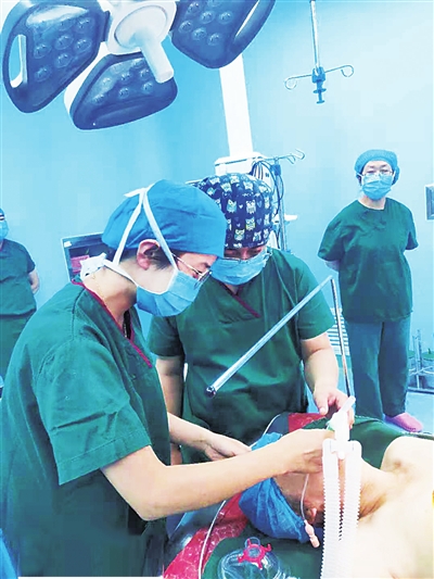 2020年7月，宁夏中医医院暨中医研究院专家骆静在盐池县中医院手术室开展新技术喉罩的使用演示。罗政锋摄