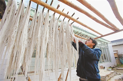 <p>　　马铃薯粉条加工。</p>