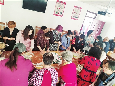 李静与宁夏女企业家及社区居民一起包饺子。