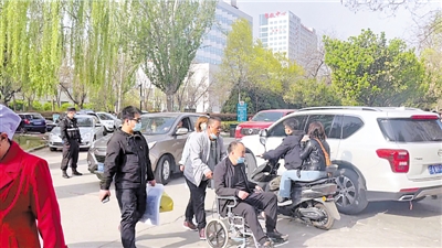 <p>　　在宁医大总院里，病人在车流中穿梭。</p>