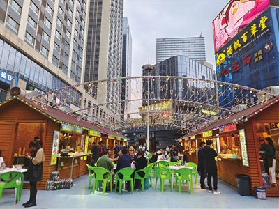 “悦海新天地星空夜市美食街”目前仅有20个左右摊位。本报记者  张雪梅  摄