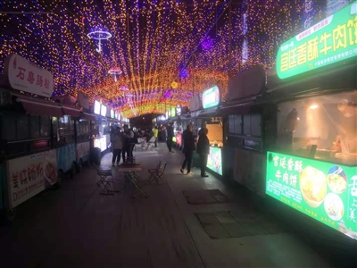     晚上11点，蓝泰城北夜市顾客稀少。本报记者  袁洋  摄