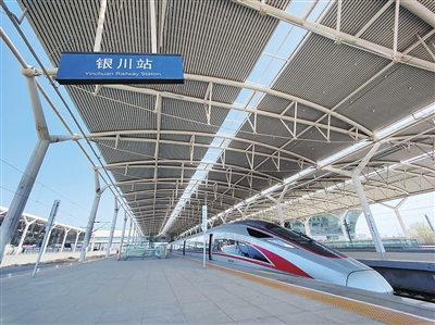 银川火车站将开行直达成都、青岛、济南方向动车组列车。　赵锐　闫军　摄影报道