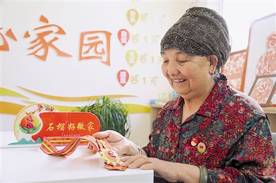 <p>　　王兰花展示“七一勋章”。</p>