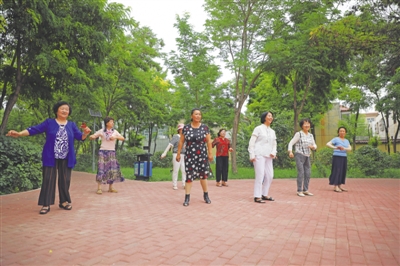 <p>　　居民在改造后的小区里休闲娱乐。</p>