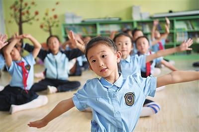 9月2日，在银川市兴庆区唐徕小学北校区，放学后的孩子们正在学校舞蹈教室里学习舞蹈。